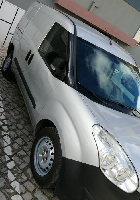 Opel Combo 1.3 Cdti de 2013 em bom estado