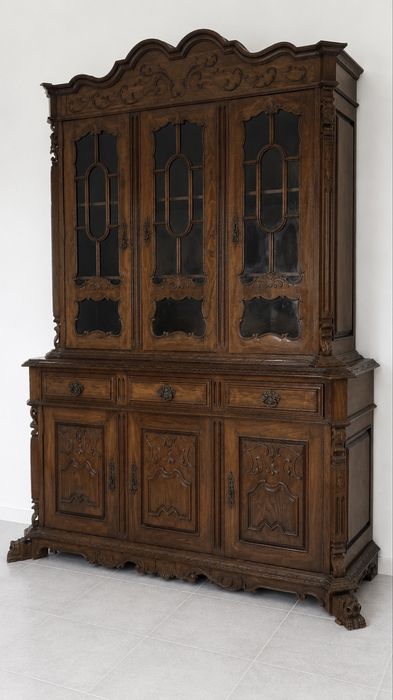 Conjunto de mesa, cadeiras e armario colonial