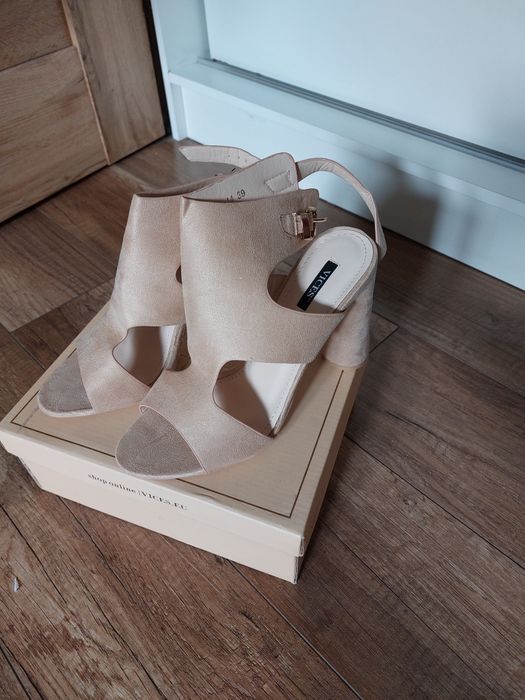 Beżowe sandały na słupku