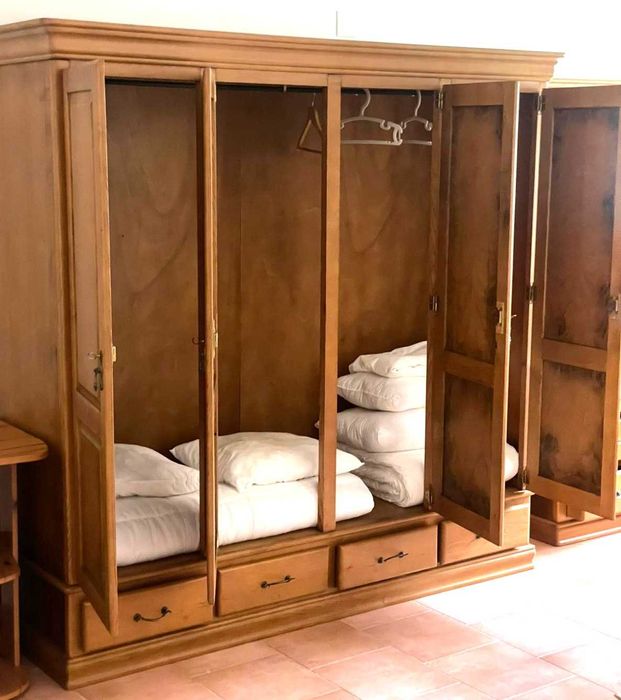 Roupeiro em madeira maciça, como novo altura 198X205X66 cm