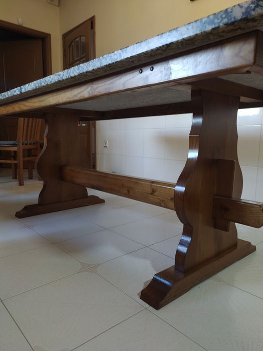 Mesa com tampo de granito