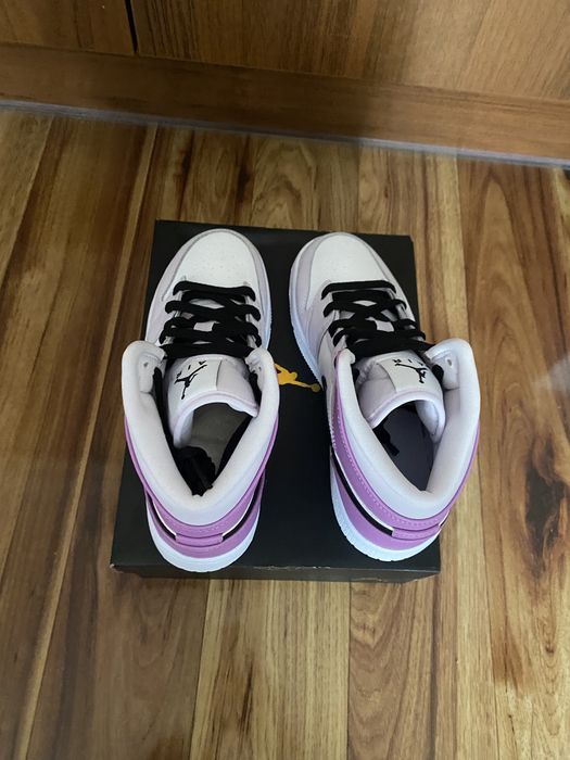 Jordan 1 Mid Barely Grape 37.5 38.5