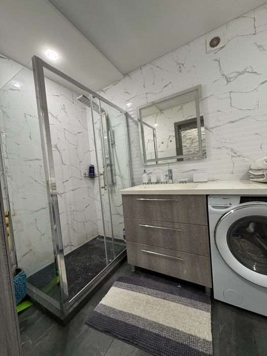 Центр. Сучасний, новий ремон, меблі, техніка. Ніхто не жив