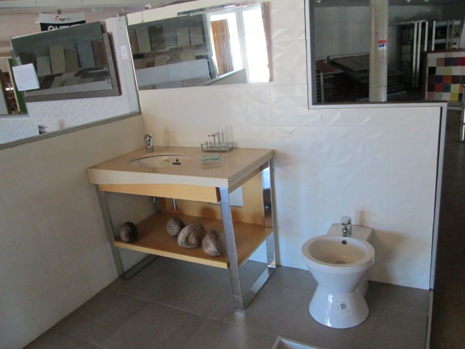 Móveis e loiças de Casa de banho Novos.