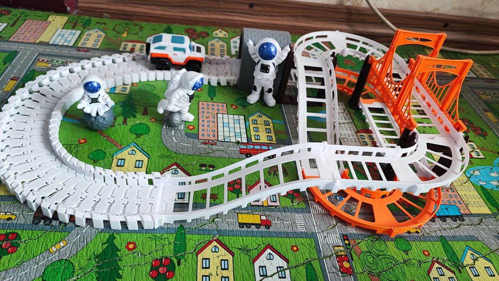 Продам трек з космонавтами