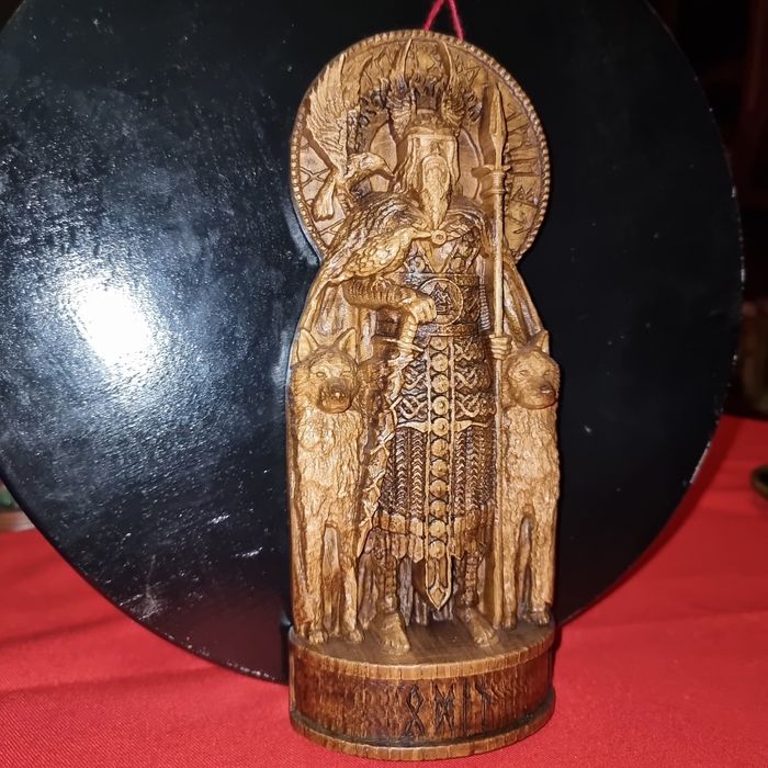 Статуэтка Один из дерева