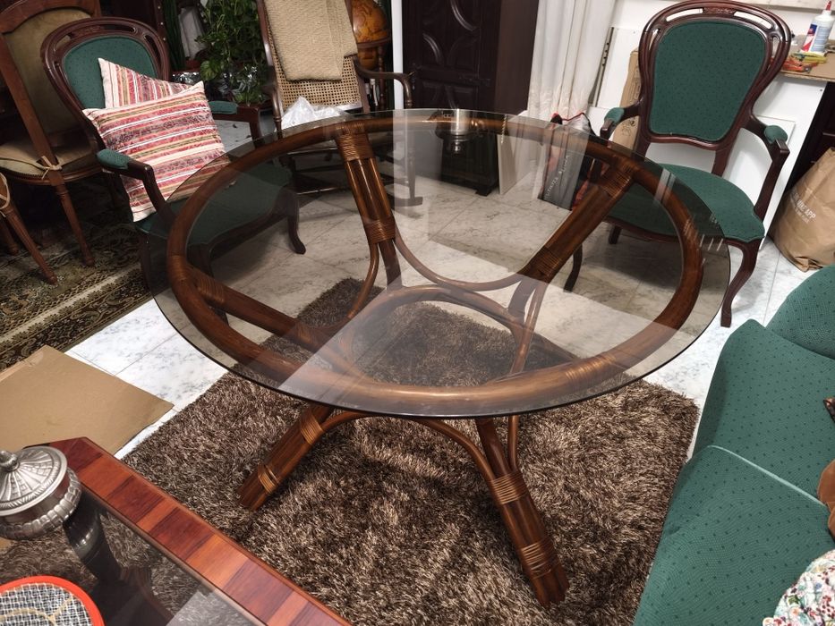 Mesa de Bambu refinada de tom escuro com tampo de vidro 119cm de diâmetro