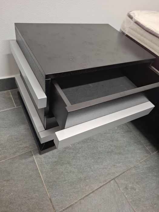 Cama Sommier casal estrado com colchão 2  mesas de cabeceira aparador