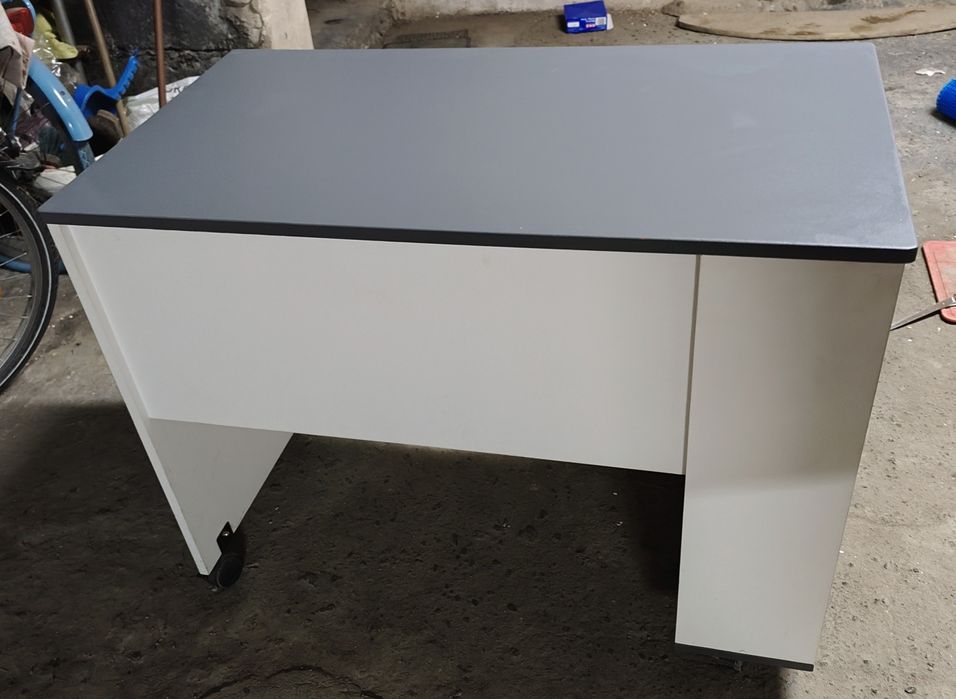 Biurko biało-szare na kółkach