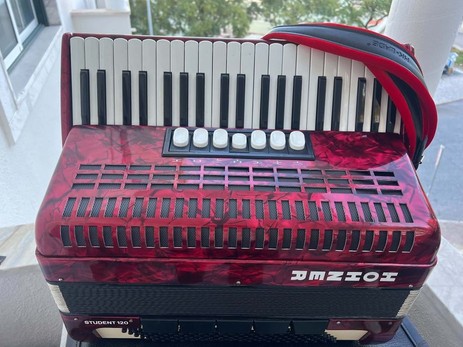 Acordeão HOHNER Student à 3a voz com 120 baixos como novo - mala e acessórios novos incluídos