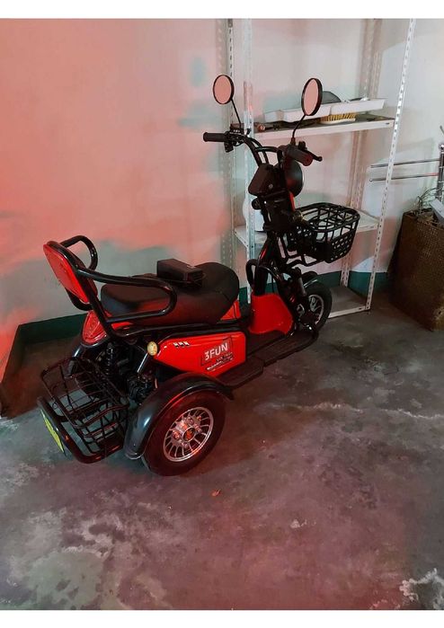 Triciclo elétrico menos de 1 ano de uso