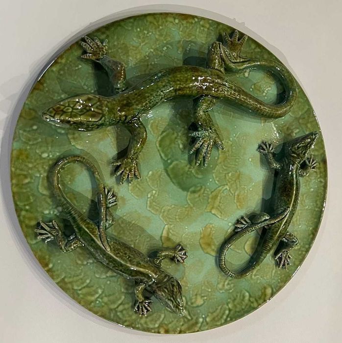 Prato decorativo antigo, alto relevo 50 cm diam. Faiança das Caldas da Rainha