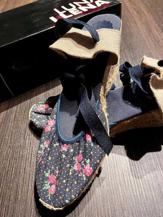 Sandálias Luna Llena - Tamanho 39, Azul Marinho com Padrão de Flores