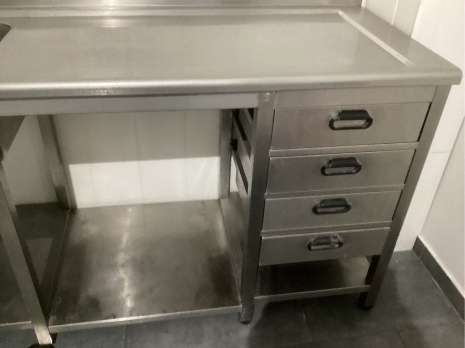 Bancada de inox com gavetas e lava loica com 2 cubas