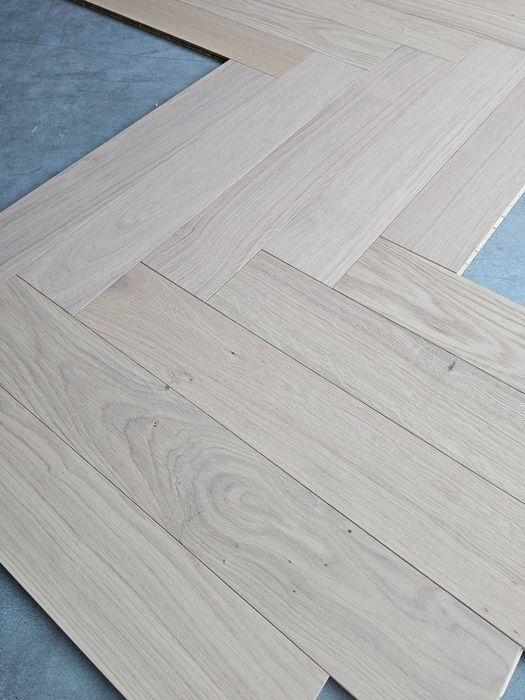 Jodełka klasyczna dąb faza szczotka biały olej 11x100x600 klasa Natur