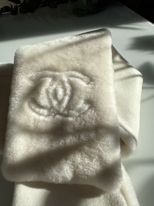 Piekny biały szal Chanel