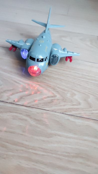 Літак, світло, звук, шасі піднімається, їздить, оминає перешкоди