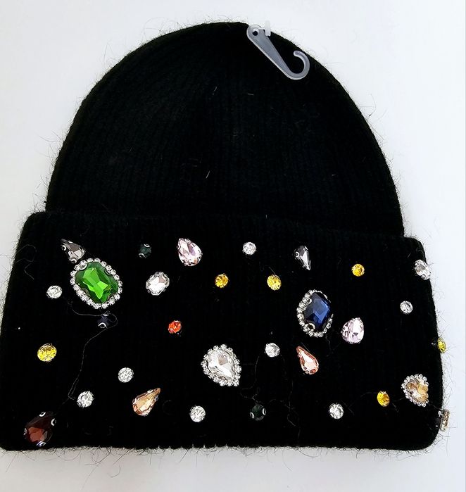 Czapkal z kaszmirem z biżuterią