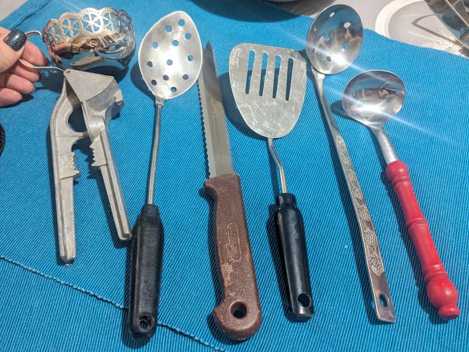 Кухонная утварь столовые приборы ложки вилки лопатки толкушки ножи всё