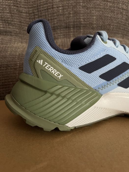 Продам жіночі трейлові кросівки Adidas