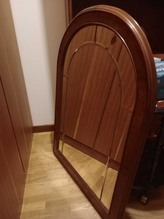 Espelho com moldura em madeira