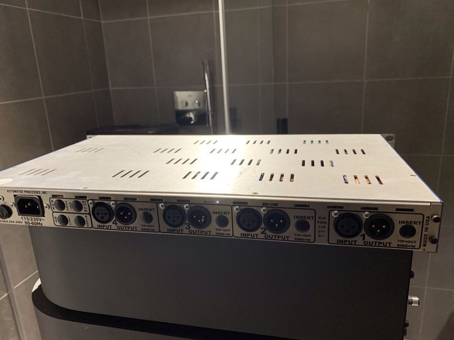 API 3124V — Pré-amplificador de Microfone de Referência, 4 Canais