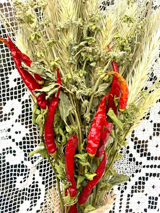 Букет з пшениці базиліку та червоних перчиків
