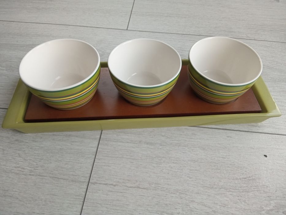 Zestaw 3 miseczek z podstawką
