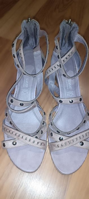 Продам женские босоножки