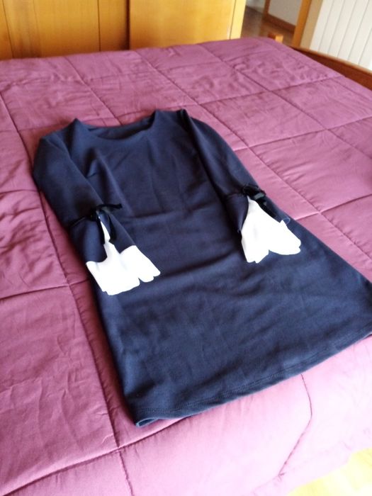 Vestido azul escuro com mangas em folhos