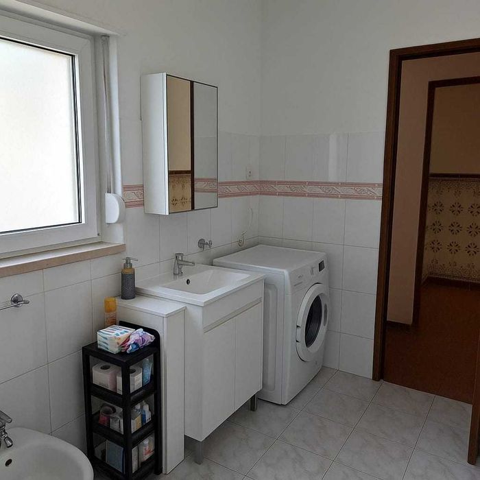 Quarto em Sobreda Margem Sul: Contrato + Água e Wifi Incluídos