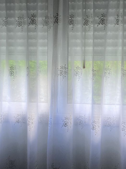 Cortinado em organza com bordado