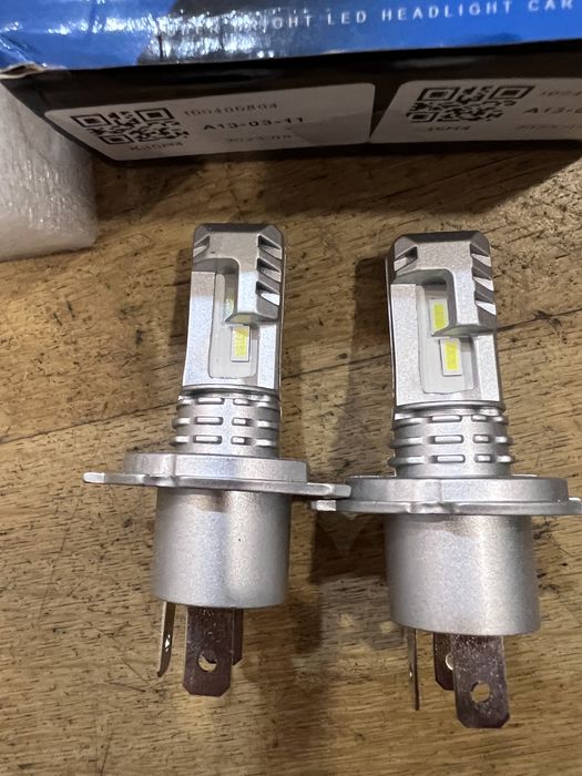 Par de Lâmpadas LED H4 para Carro/Mota - Novas (Super Brilhantes)