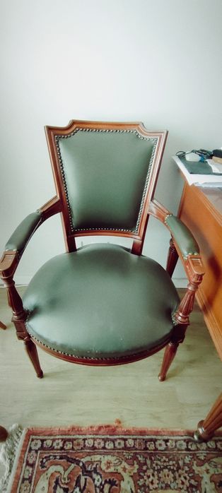 Secretaria, cadeirão e balde de lixo