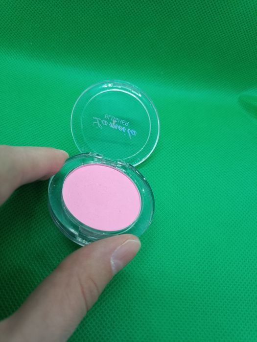 Przepiękny jasny cukierkowy róż w opakowaniu z małym lusterkiem