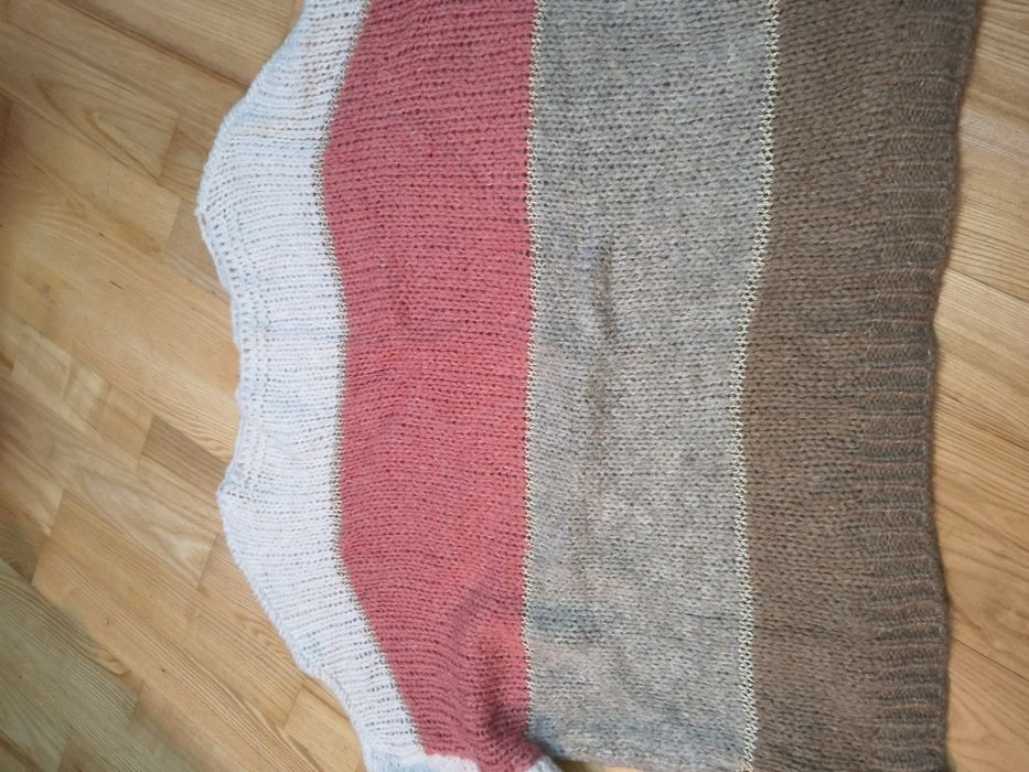Sweter kolorowy z złotą nitką