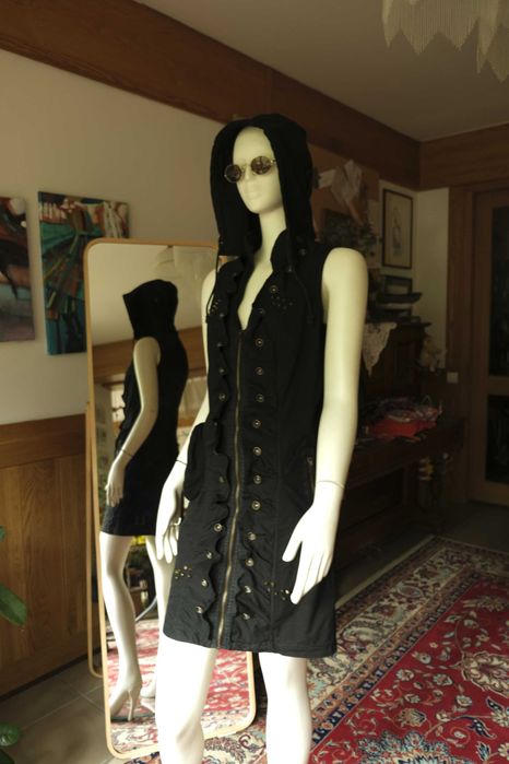 czarna rockowa artystyczna sukienka Desigual z kapturem kamizelka