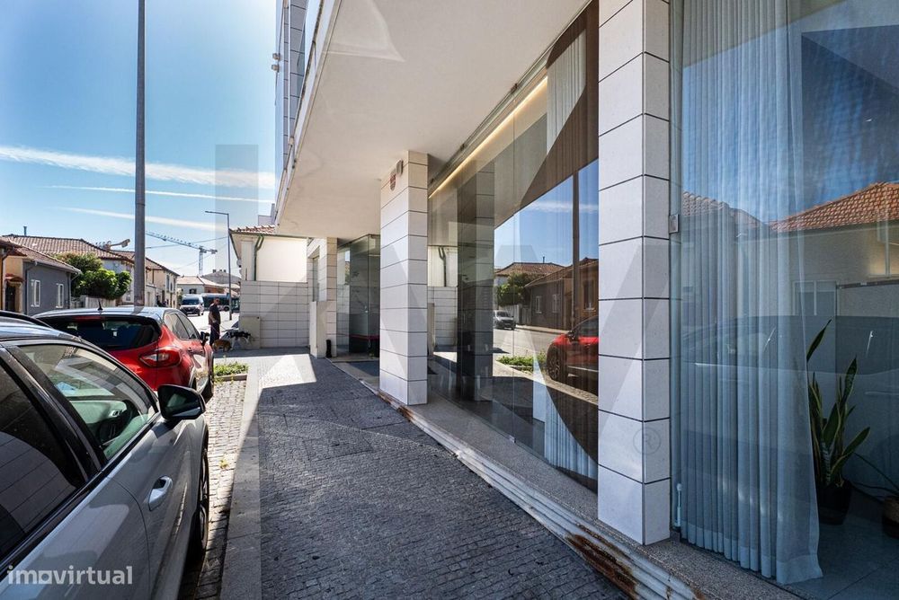 Espaço comercial com 98,30 m2 + garagem e arrumos | Santa Marinha, Gai