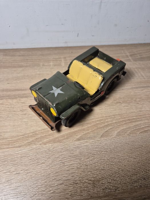 Blaszana zabawka, stare autko,  model Jeepa, lata 70