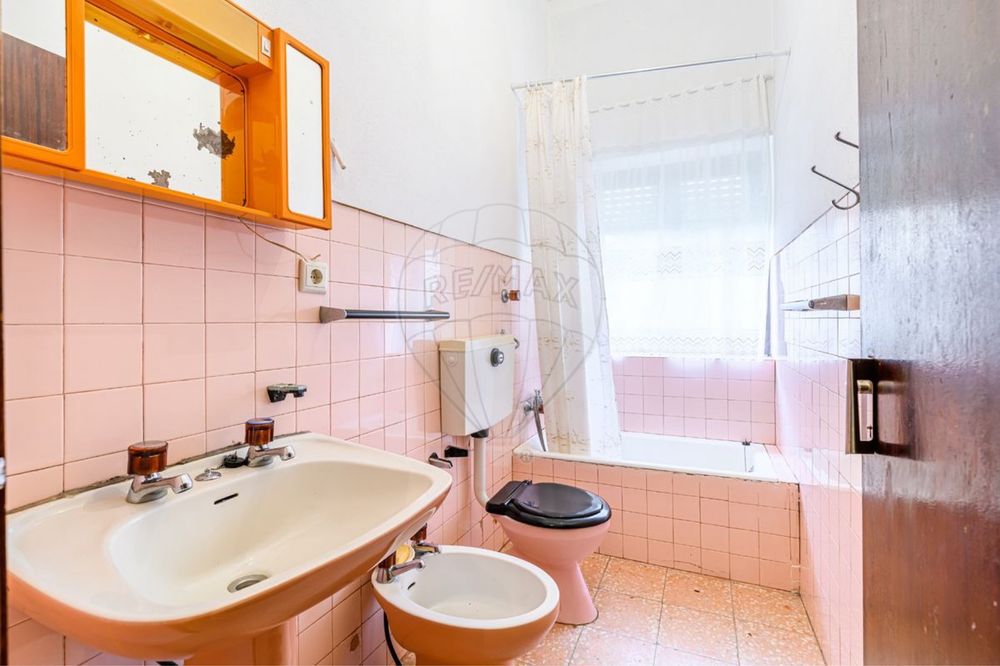 Moradia T3 independente com terreno amplo, vistas abertas e excelente localização
