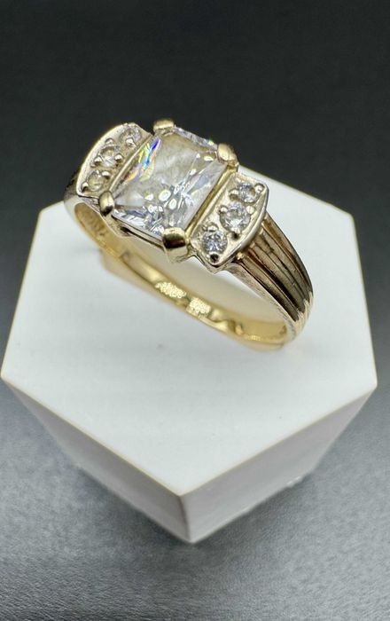 Złoty Pierścionek z kamieniem i 6 cyrkoniami 585, 3,2g, rozmiar: 23