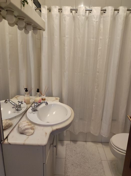 Quarto individual com luz solar direta