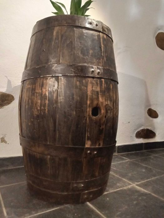 Barril de Vinho em Carvalho Restaurado – Peça Decorativa / Mesa Lateral
