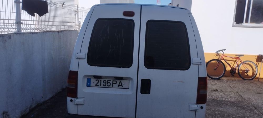 Carrinha com material de construção para despachar