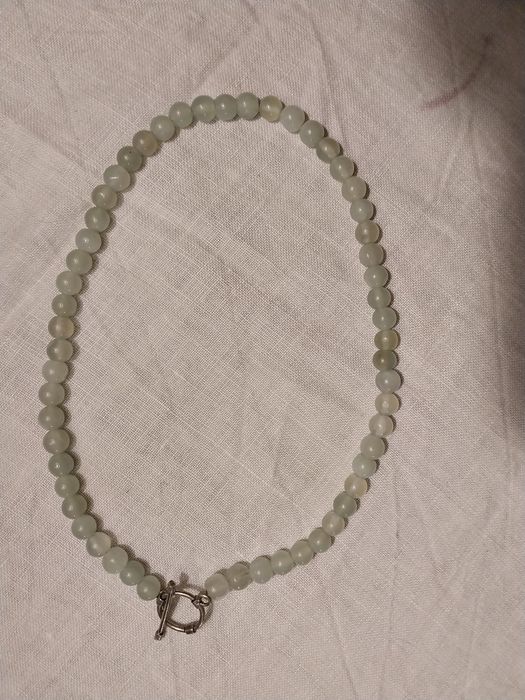 Dois colares em pedras um Hematite o outro de. Pérolas de. Jadee