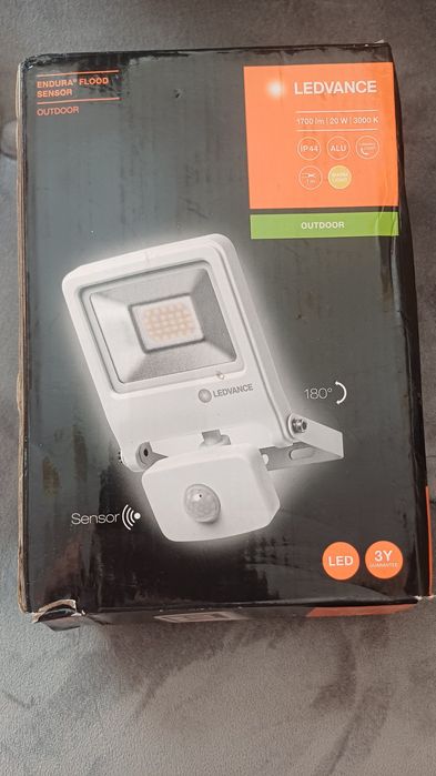 Nowy naświetlacz LED LEDVANCE 20W 1700 lm z czujnikiem i Zestaw szybkozłączek PAWBOL 2,5 mm² 100 szt. – nowy