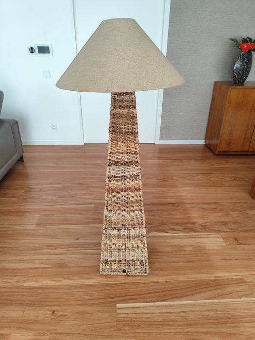 Candeeiro em Rattan com Abajur em Linho - Estilo Natural e Elegante
