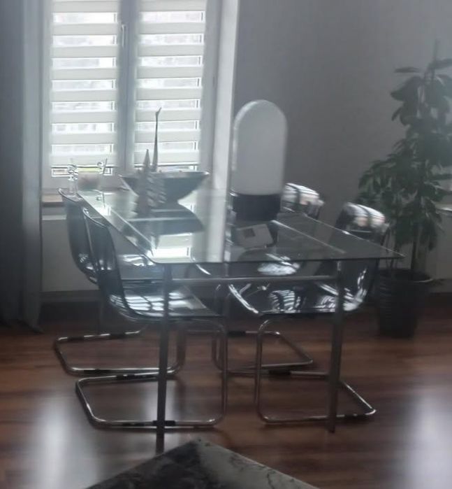 Szklany stół i 4 krzesła