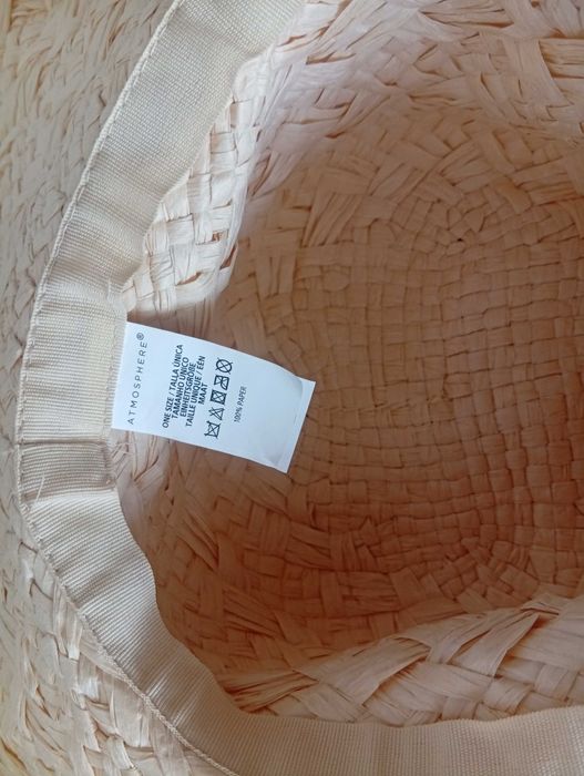 Chapéu papel, entrançado como palha.