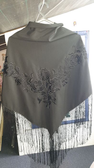 Xaile, em preto, bordado